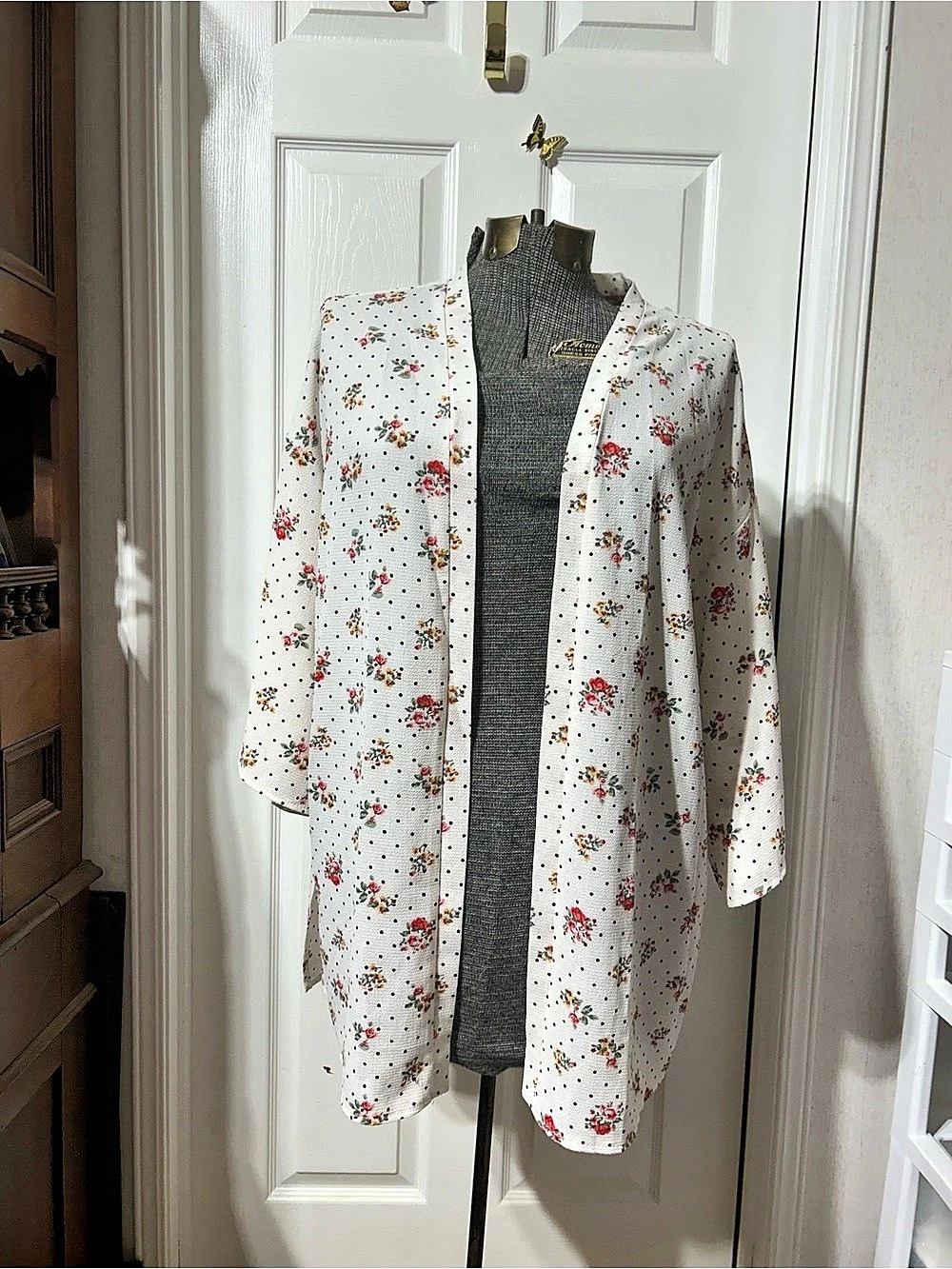 “Ripe” Floral Duster Top in White & Red Size Medium Like New